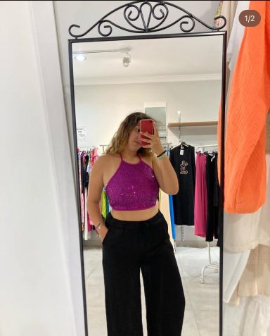 CHICA CON TOP DE LENTEJUELAS ROSA FUCSIA Y AZUL MARINO